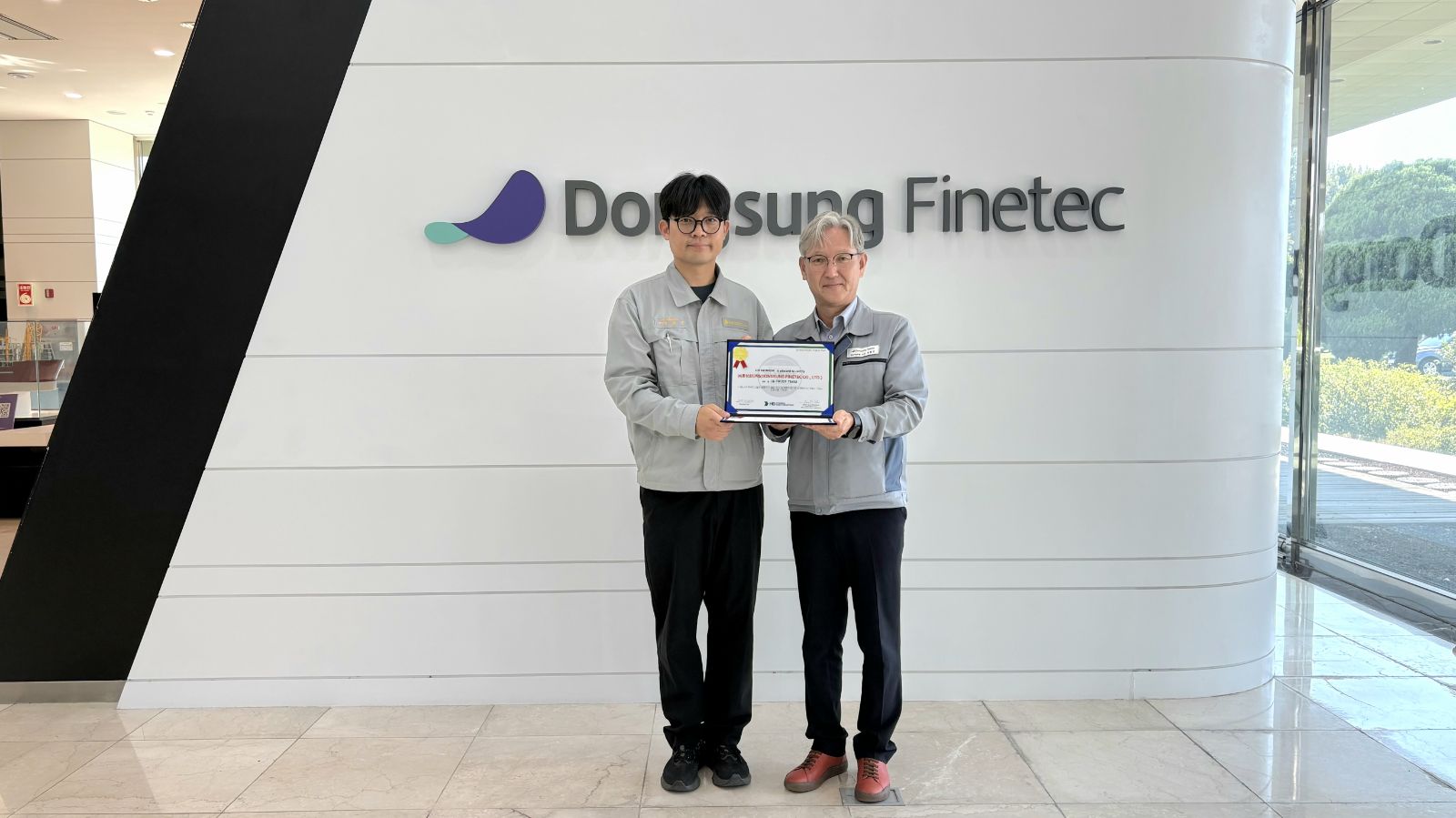 Dongsung Finetec and HD Hyundai Heavy Industries officials hold a commemorative photo session after Dongsung Finetec was awarded the 'Hi-TRUST TEAM' outstanding supplier award.